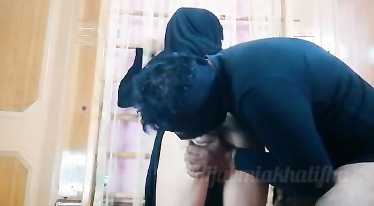 أخت صديقي المثيرة Cum on her Abaya