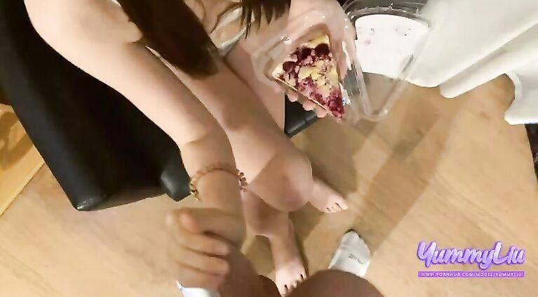 Cumshot Cumplay And Cum Swallow. Cum Cake On Food Porn / سکس جلوی دوست پسر با نفر سوم