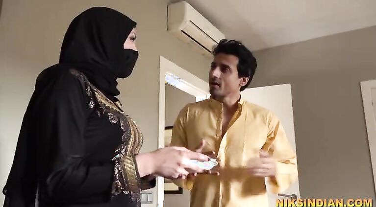 Muslim bhabhi ne Burka utha ke apne bhaiya se gaand chudwa li