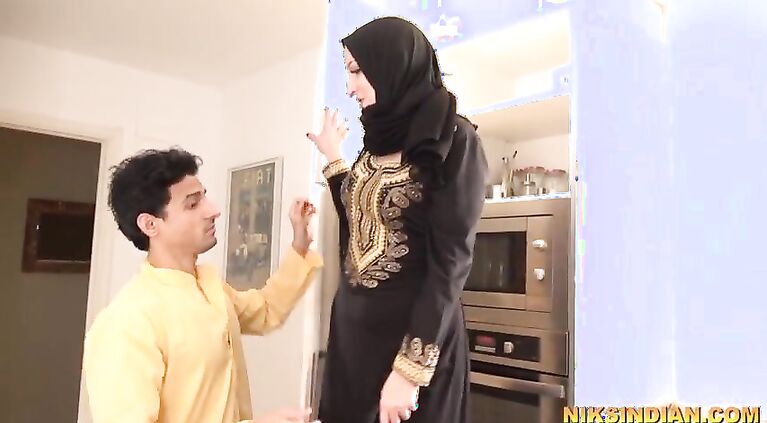 Muslim bhabhi ne Burka utha ke apne bhaiya se gaand chudwa li