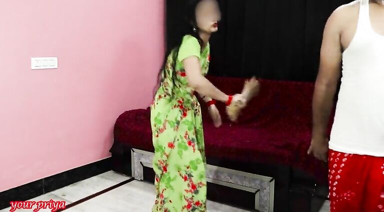 झाड़ू से पिटाई की पति की उसके बाद भांजे से चुदी साफ़ हिन्दी आवाज मे