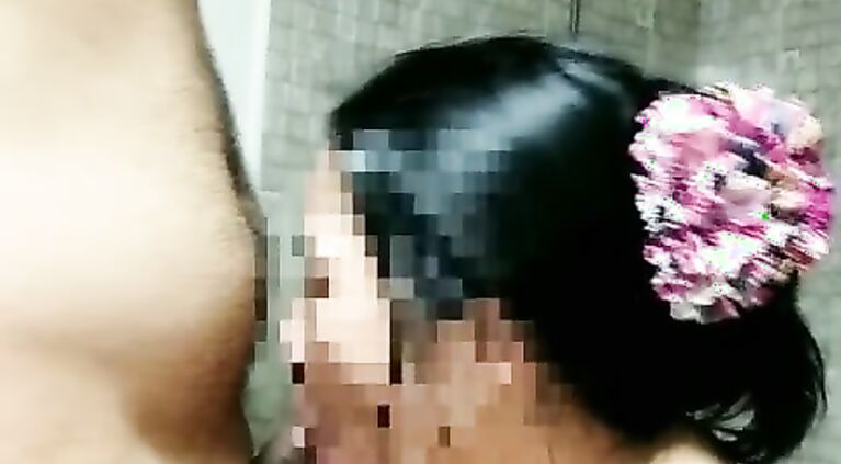 shadi ke baad bhi voh mujhse chudti rhi chup chup kar