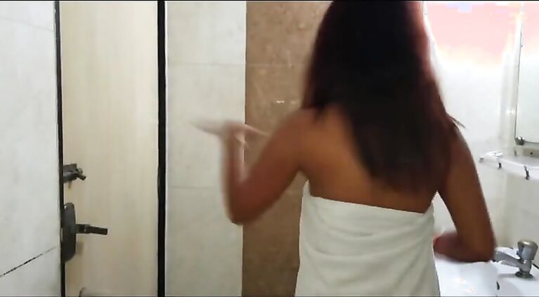 Room service!!! Hot Tamil girl having sex with hotel boy while her boyfriend outside