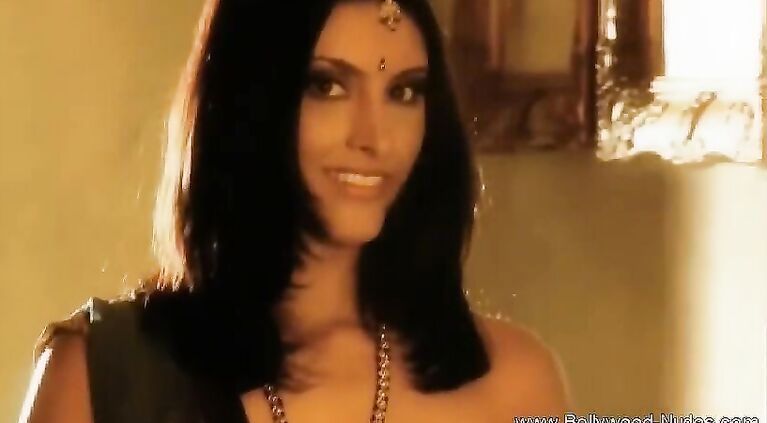 HOUSEWIFE Dreams Of India