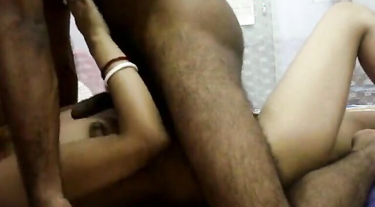 MALLU LADY PRIYANKA GIVES TITSJOB TO HER LOVER