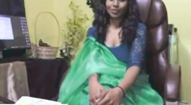 Beautiful desi Mallu Playing with toy juicy cunt adf.ly/1gP9cp