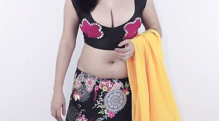 girls Showing Her Boobs Big Balloons Cleavage In Saree