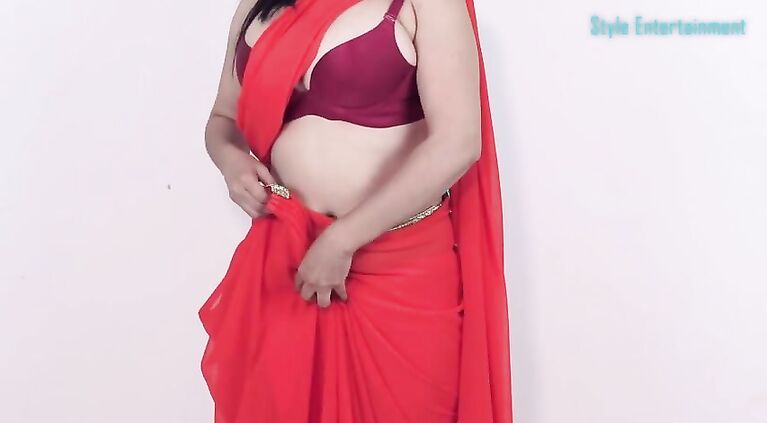 Hot Bhabhi Showing Her Sexy Boobs Cleavage...When She Wearing Saree