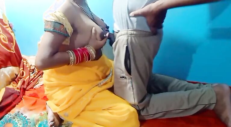 Village Bhabhi yellow Saree Fucking With Hasband