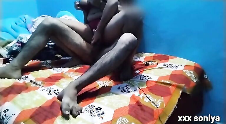 Hot sexy desi aunty she have huge butt and huge boobs