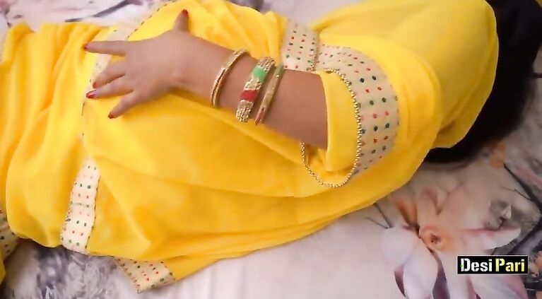 Indian Pari Cute Tamil Bhabhi Has Huge Boobs and a Beauty Cunt