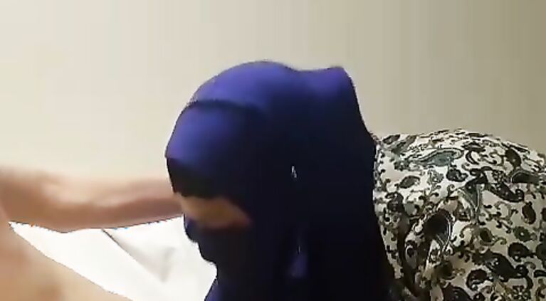 Hijab Housewife mad I cum in her mouth