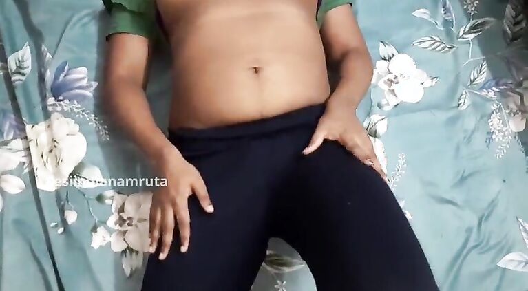 Desi Tamil Sexy Hot PLUMP Bhabhi Playing with her Shaved Wet Cunt with Carrot and gets Orgasm