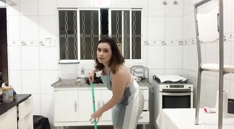 Delicia Cleaning the kitchen very tasty
