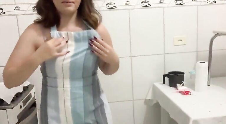 Delicia Cleaning the kitchen very tasty