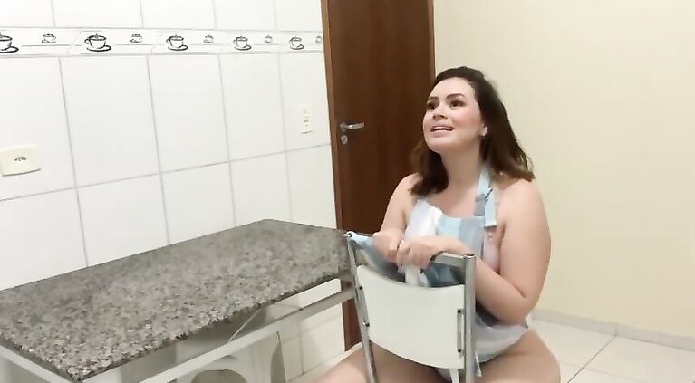Delicia Cleaning the kitchen very tasty