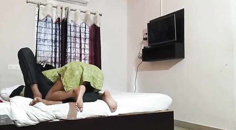 College Bunk marke apne boyfriend ke sath OYO jakar jabardast sex kia loses her virginity with boyfriend Virgin Cunt & Butt Fuck