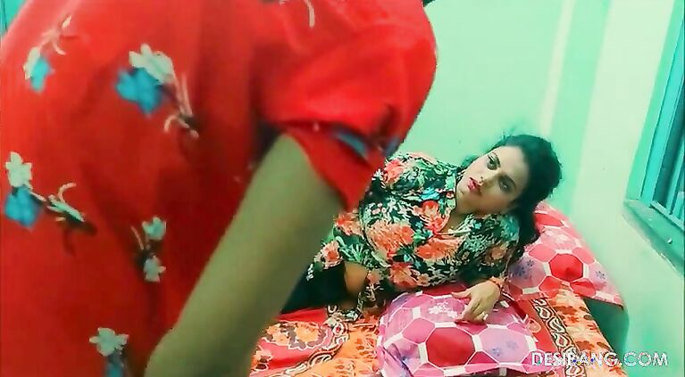 Giving aunty a nice massage before fuck at DesiBang.com