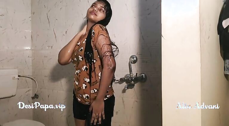 tamil desi top model Alia Advani from punjab taking shower