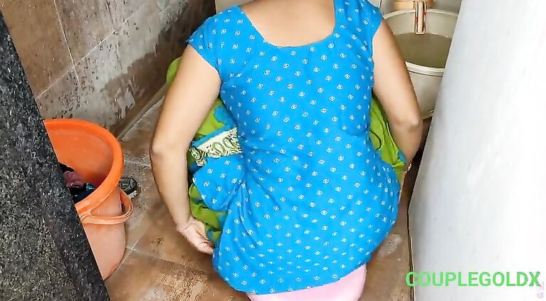 Mami muze nahi nahana bahut thanda pani hai chup chap baith yaha