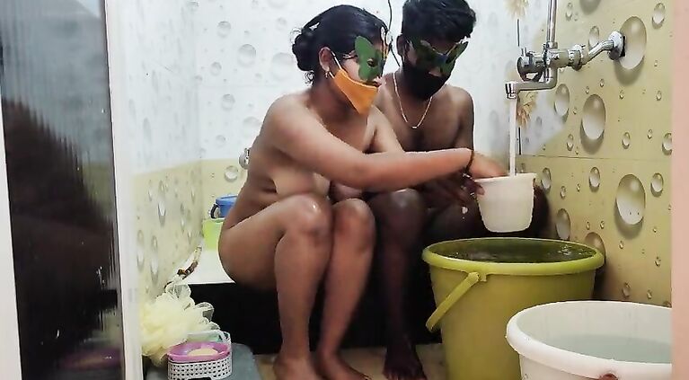 Mene meri amateur ke sath pehli baar shower liya bada maaza aaya Desi amateur