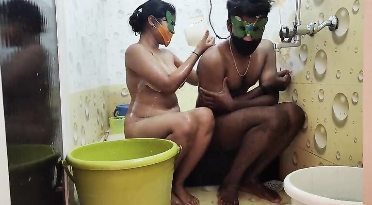 Mene meri amateur ke sath pehli baar shower liya bada maaza aaya Desi amateur