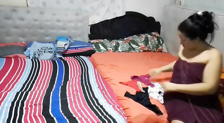 My stepson looks at my clothes, I seduce him to get fucked with his huge dick in my butt