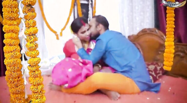 DULHAN KI PAHELI SUHAGRAT PATI KI JAGHA DEBAR NE BHABHI KE SATH MANA LIYA FULL VID