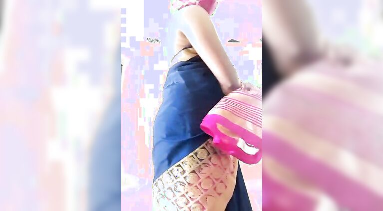 Desi housewife Swetha blouse less saree show