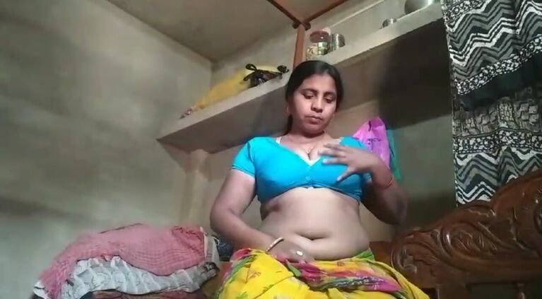 Beautiful housewife leaked vid Desi beautiful house housewife