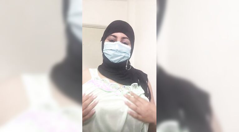 Tunisian milf speaks badly and masturbates her cunt pulling her breasts she wants girls and men