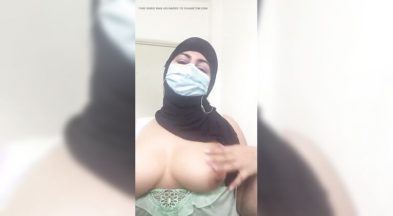 Tunisian milf speaks badly and masturbates her cunt pulling her breasts she wants girls and men