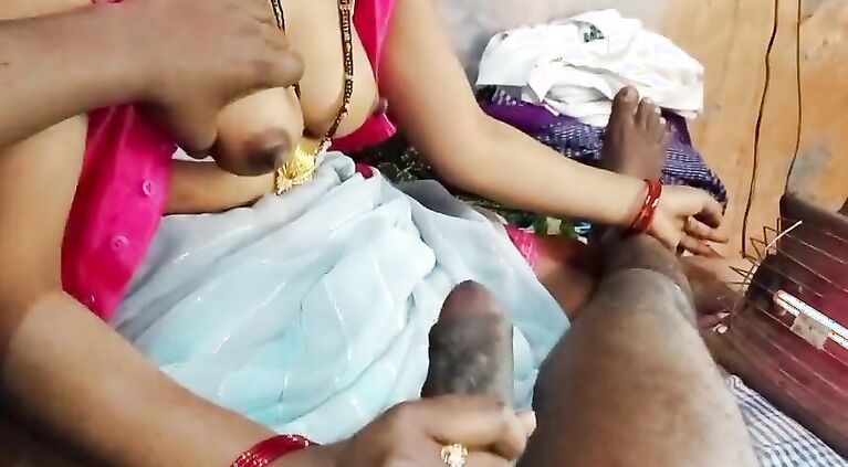 The father-in-law pressed the huge breasts of the daughter-in-law who lives in his village and got her his penis massaged.