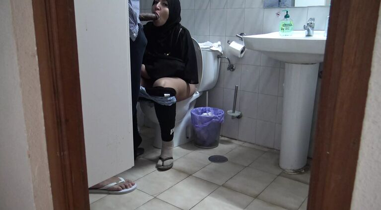 Muslim farsi milf lets African immigrant cum in her mouth