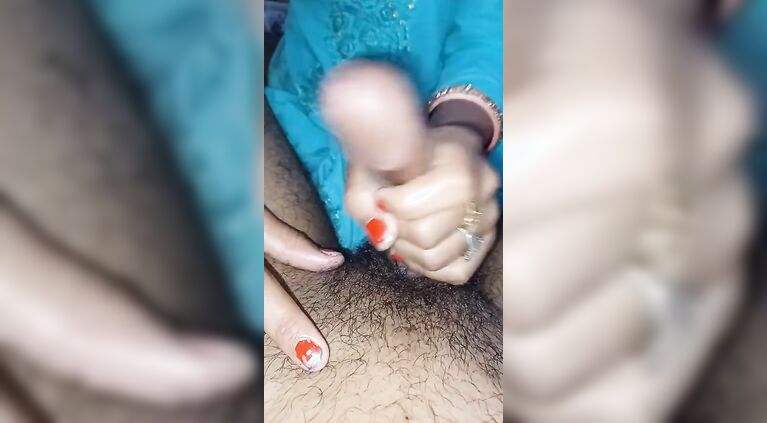 New married bhabhi ne chut ke liye land ki malis ki