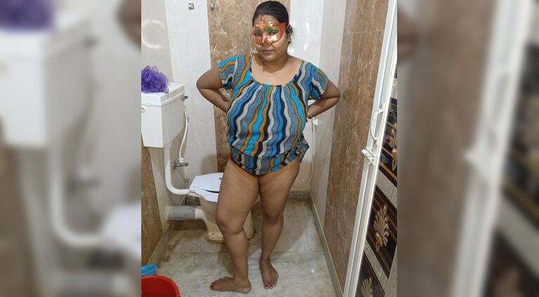 Bhabhi ji bathroom me nangi hoke apni rasile chut ka Pani aapko pilaya.