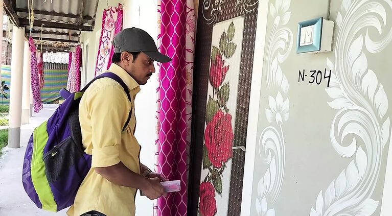 DELIVERY BOY NE SAMAN DENE AKE BHABI KO CHOD LIYA