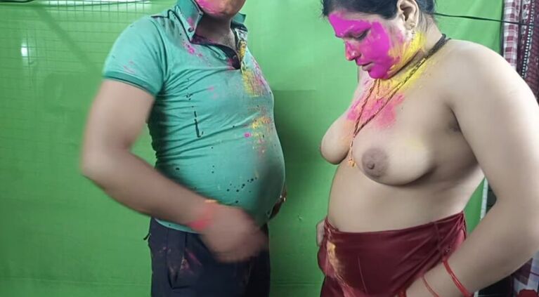 On the day of Holi, Pooja Bhabhi called her neighbor's brother-in-law and had a great fuck after applying gulal.