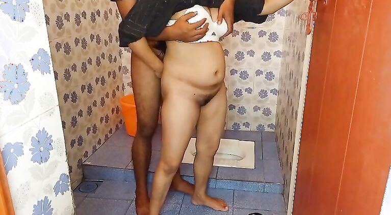 maid ko toilet ka andar chuda jab vo pesab kar rhi thi, Real hindi Dirty HD Porn Sex video2porn2