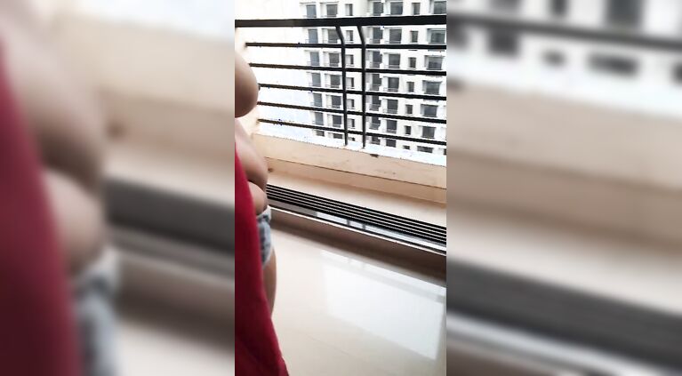 Desi dare ā naked on buildingās steps