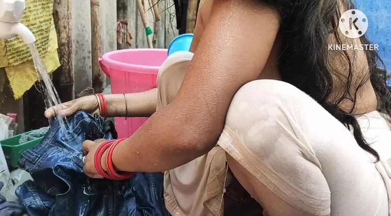 Tamil house milf showing nude bathing