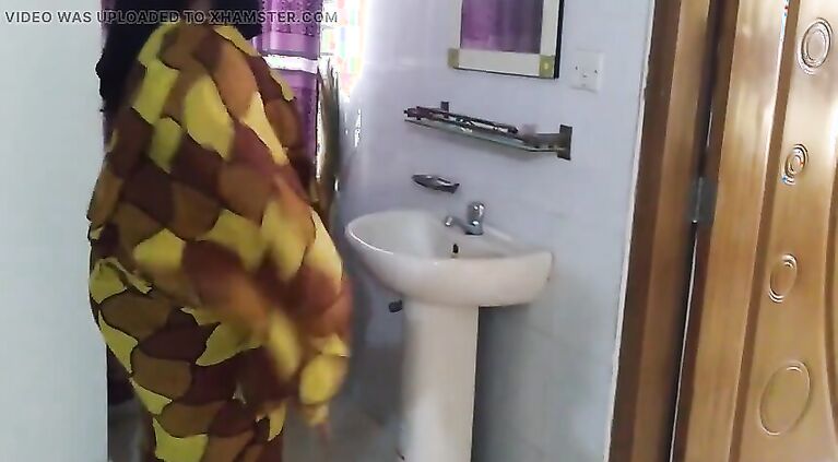 Jab Desi Cute Mosi bistar ke neche phans jate hai tab uska sautela beta bade gand ko chodata hai