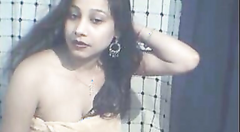 A killer blowjob by a mature Indian housewifer and guy getting his cock sucked in bedroom