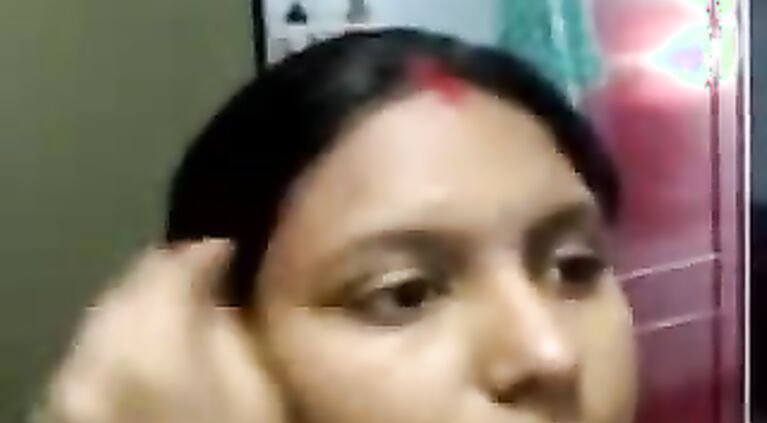 Indian new married wife showing her sexy boobs in sexy saree.