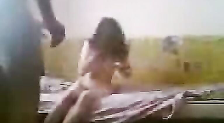 Gujarati housewife Veena fucked by her man while they were out for picnic in Goa