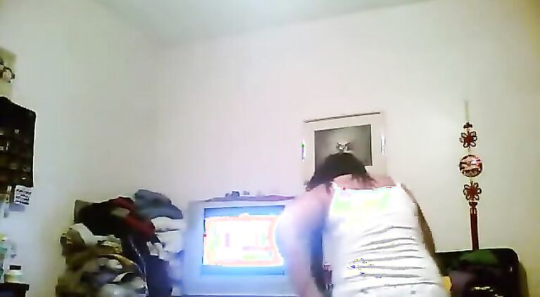 Desi bhabhi farah from Lahore caught on hidden cam changing after shower.