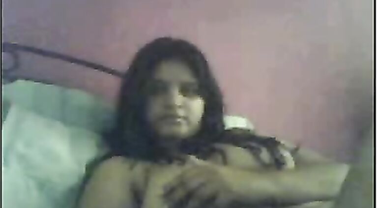 Mumbai mad dropping her saree pallu showing cleavage to her partner fucked hard in various positions