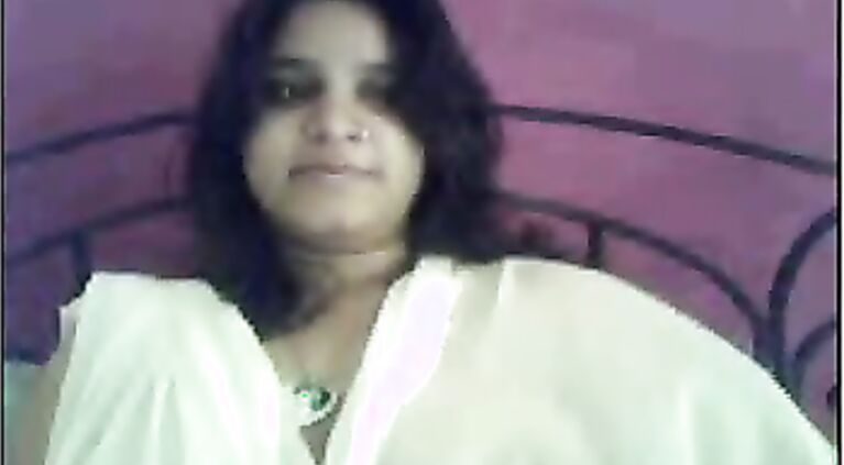 Maya Indian college babe recording her self video stripping naked leaked online from her smart phone